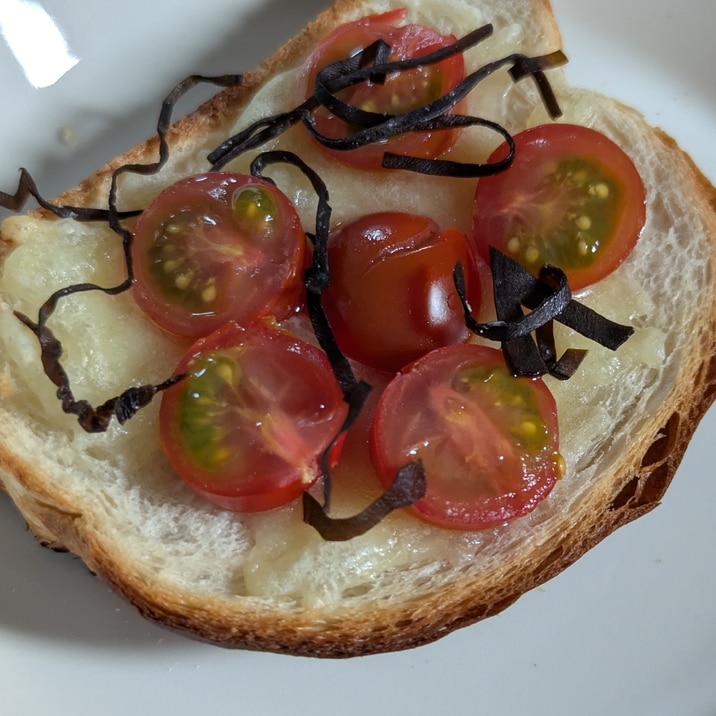 塩昆布とまとのチーズトースト